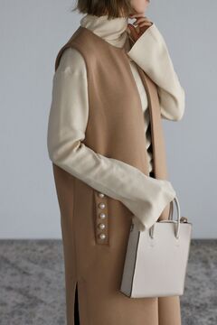 ビッグパール付きジレ ロングベスト その他ブランド(ソノタブランド