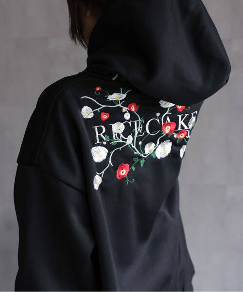 フード：同素材で二重仕立てですので 倒れにくく立体感があるのがおすすめポイントです。