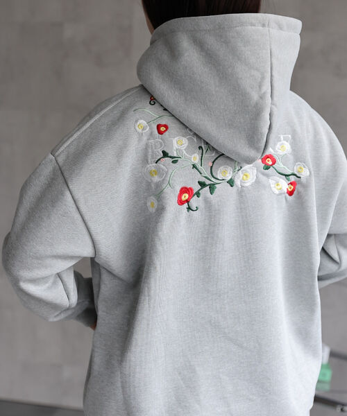 model：158cm 着用サイズ：M
立体感のあるフードで1枚で着用してもサマになります