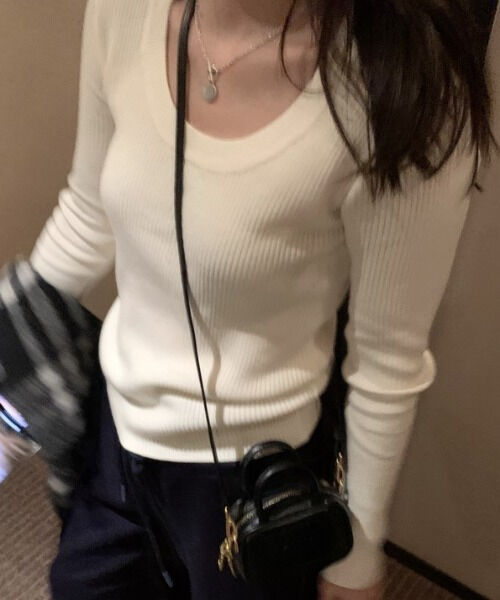 Uネックリブニット