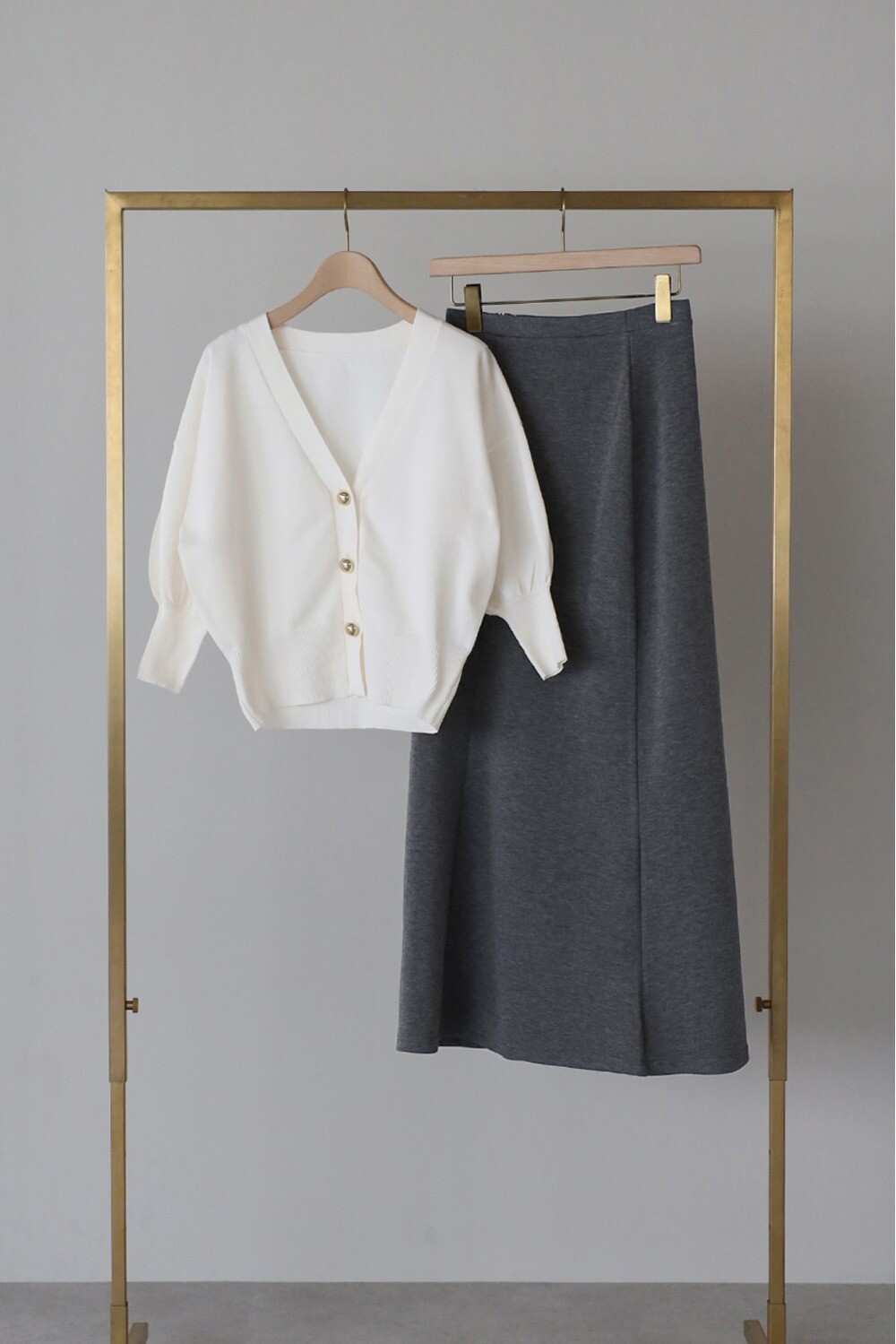 Off-White×Charcoal-Gray