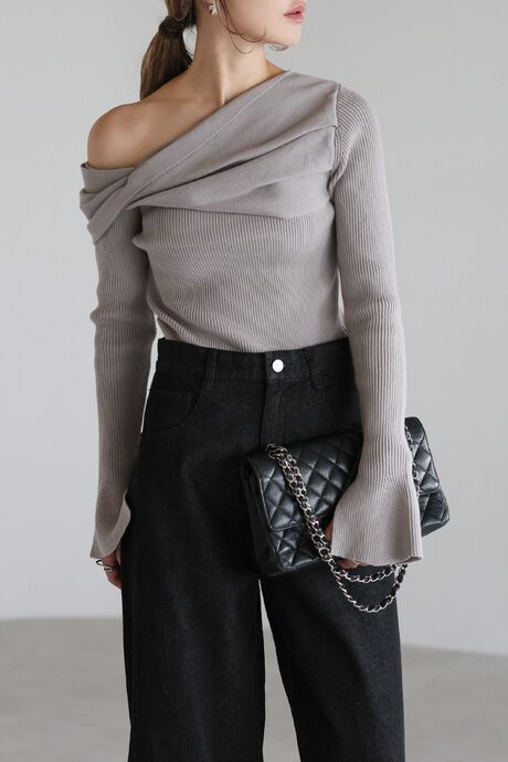 クロスオフショル風ベルスリーブニット