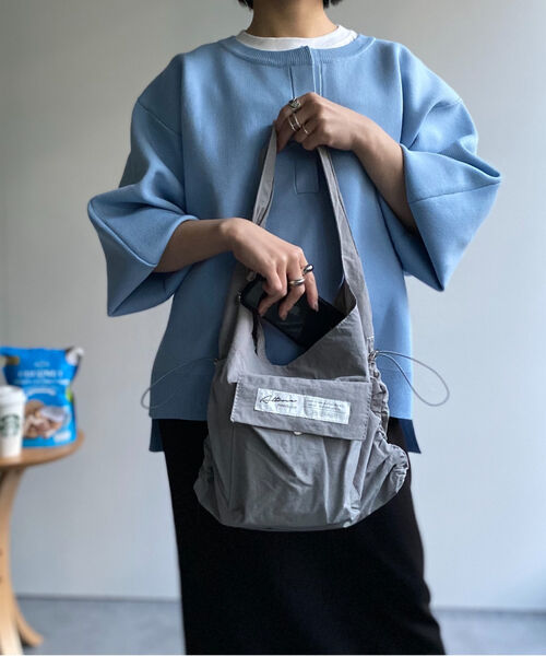 グレー