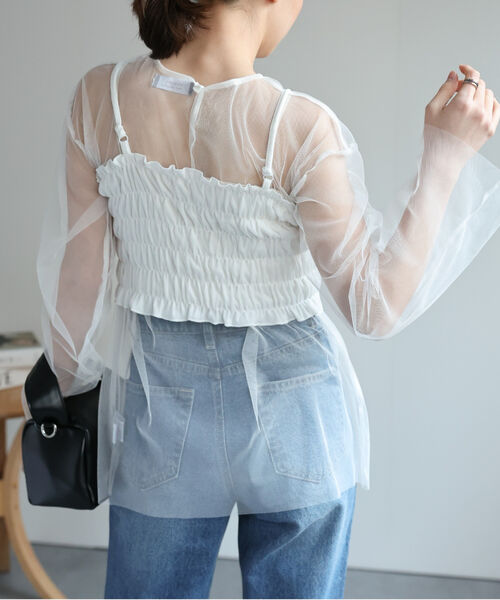オフホワイト着用、model：162cm