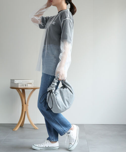オフホワイト着用、model：162cm