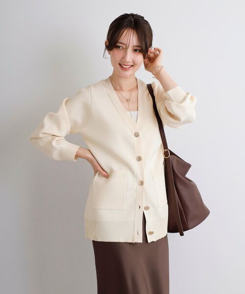 【骨格ストレート向け】ウエストシェイプゴールドボタンニットカーデ