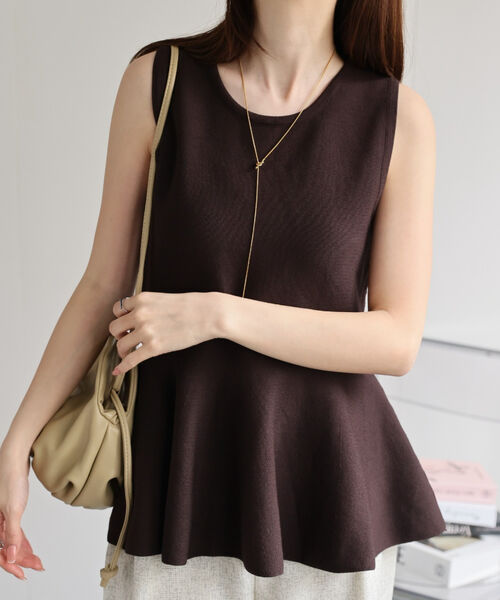 ノースリーブペプラムニット