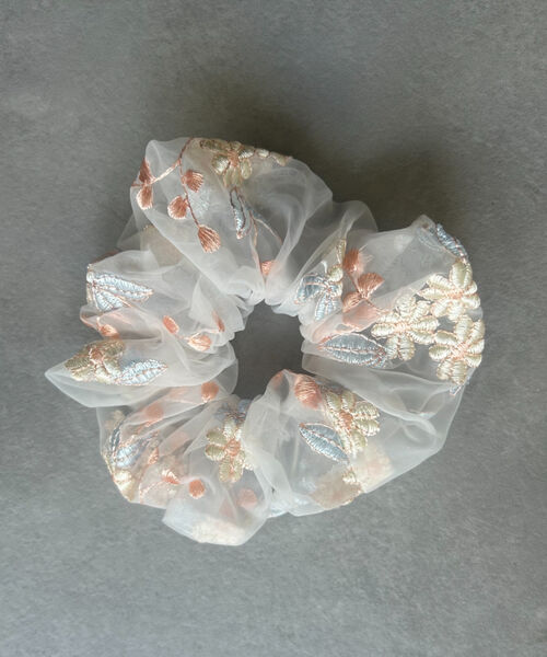 オレンジ：オーガンジー生地に花刺しゅうが施されたデザイン