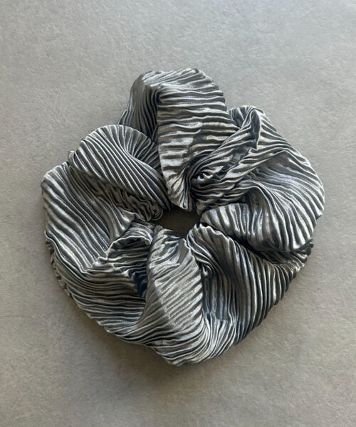 グレー：サテンプリーツ素材